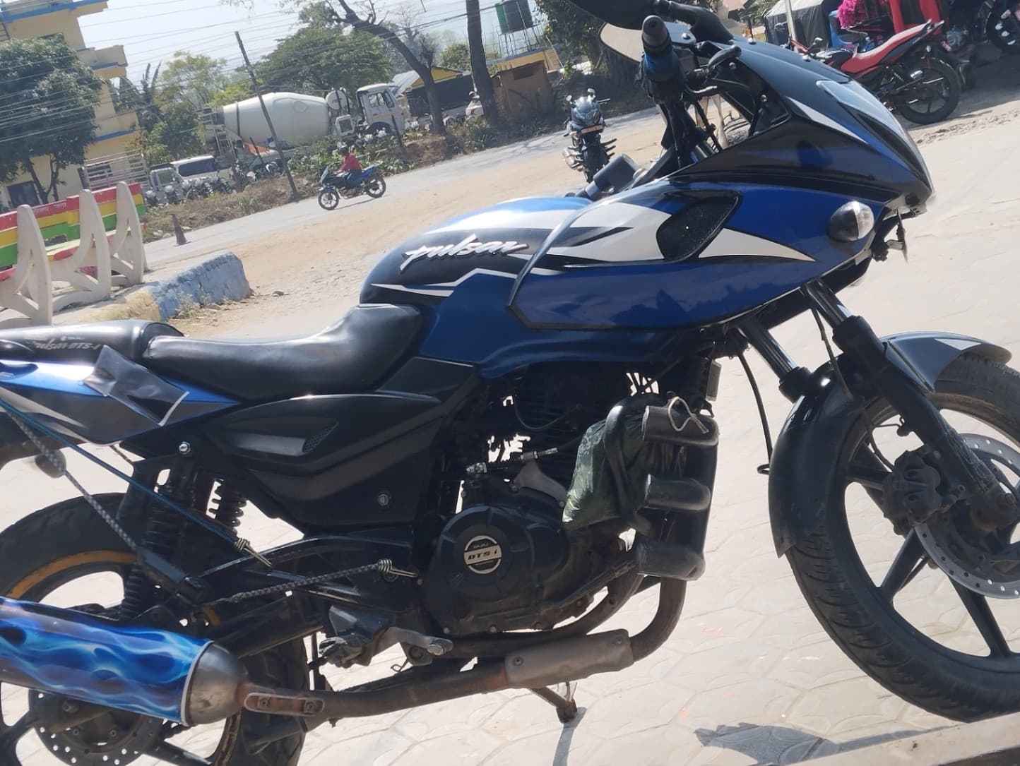 2012 Bajaj Pulsar 220F image