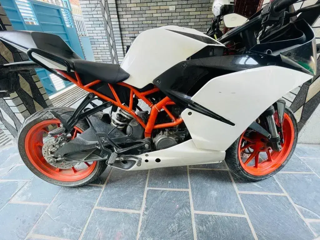 2017 KTM RC 200 image