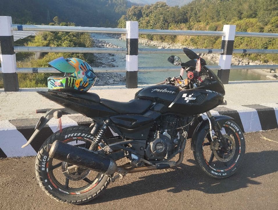 2017 Bajaj Pulsar 220F image