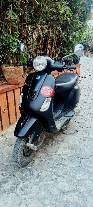 2021 Vespa LX image