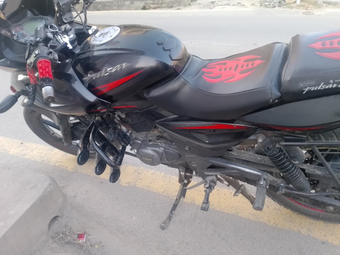 2017 Bajaj Pulsar 220F image
