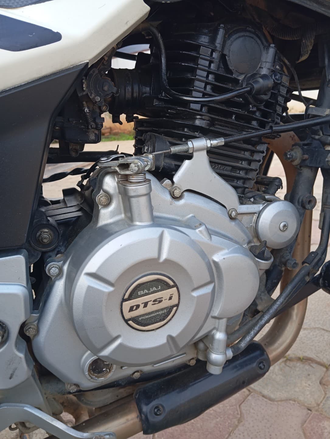 2016 Bajaj Pulsar 220F image