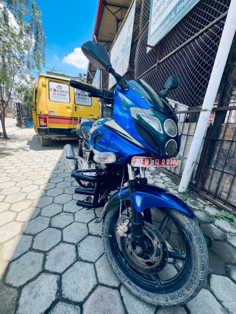 2013 Bajaj Pulsar 220F image